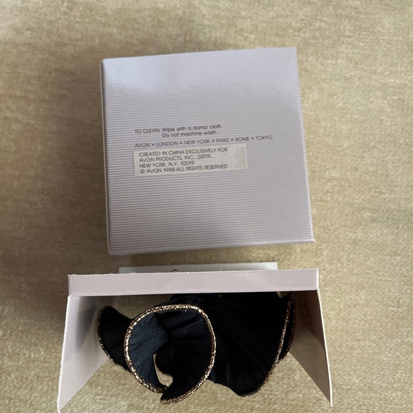 VINTAGE (1988) AVON RUFFLE PIN - Picture 2 of 4